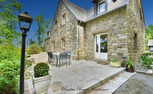 At The Gates Of Vitré Castle Of 12200 M² Land Of More Than 5 Ha