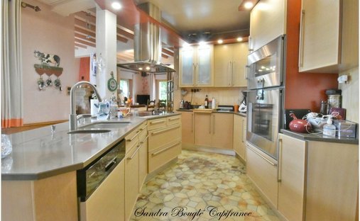 At The Gates Of Vitré Castle Of 12200 M² Land Of More Than 5 Ha