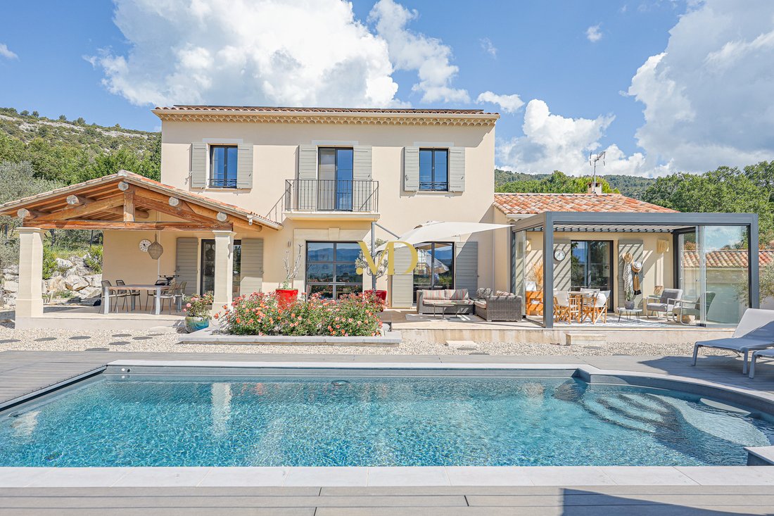 Château des Rêves Provençaux: A Luberon Crown Jewel Above the Lavender Fields