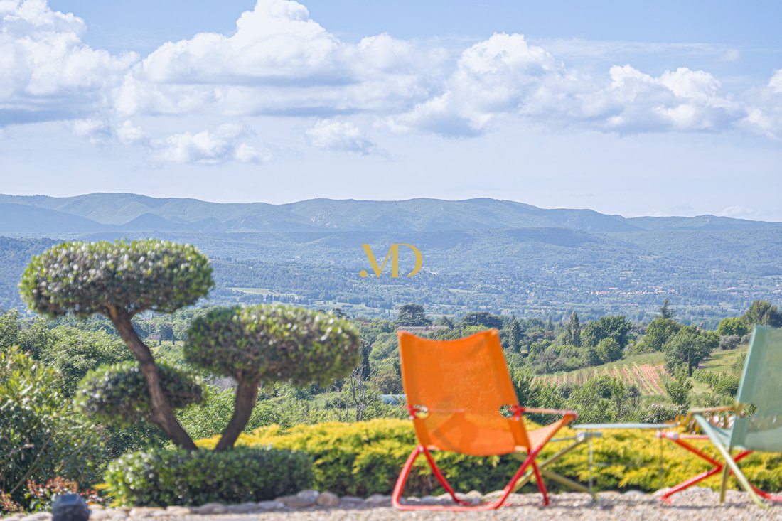 Château des Rêves Provençaux: A Luberon Crown Jewel Above the Lavender Fields