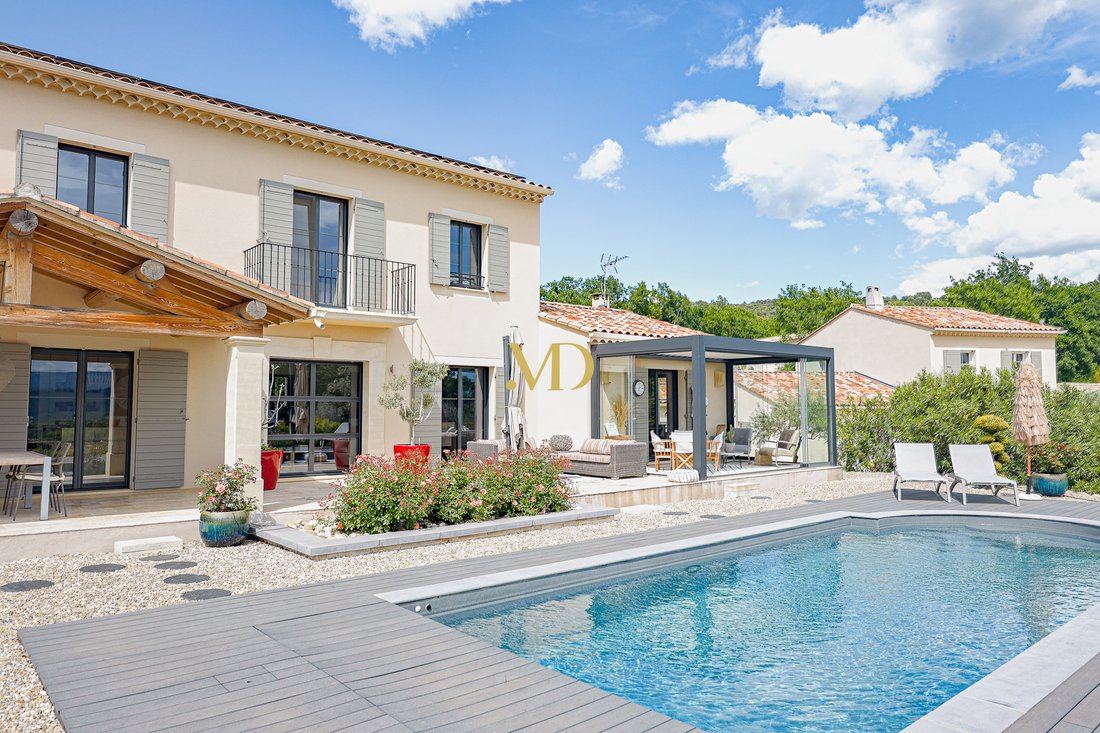 Château des Rêves Provençaux: A Luberon Crown Jewel Above the Lavender Fields