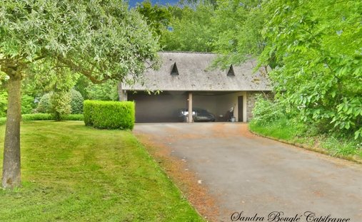 At The Gates Of Vitré Castle Of 12200 M² Land Of More Than 5 Ha