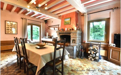 At The Gates Of Vitré Castle Of 12200 M² Land Of More Than 5 Ha