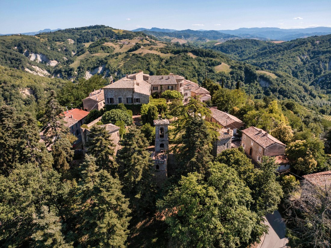 Monteleone’s Whisper: A Castle Where Time Stands Still in Emilia-Romagna’s Golden Hills