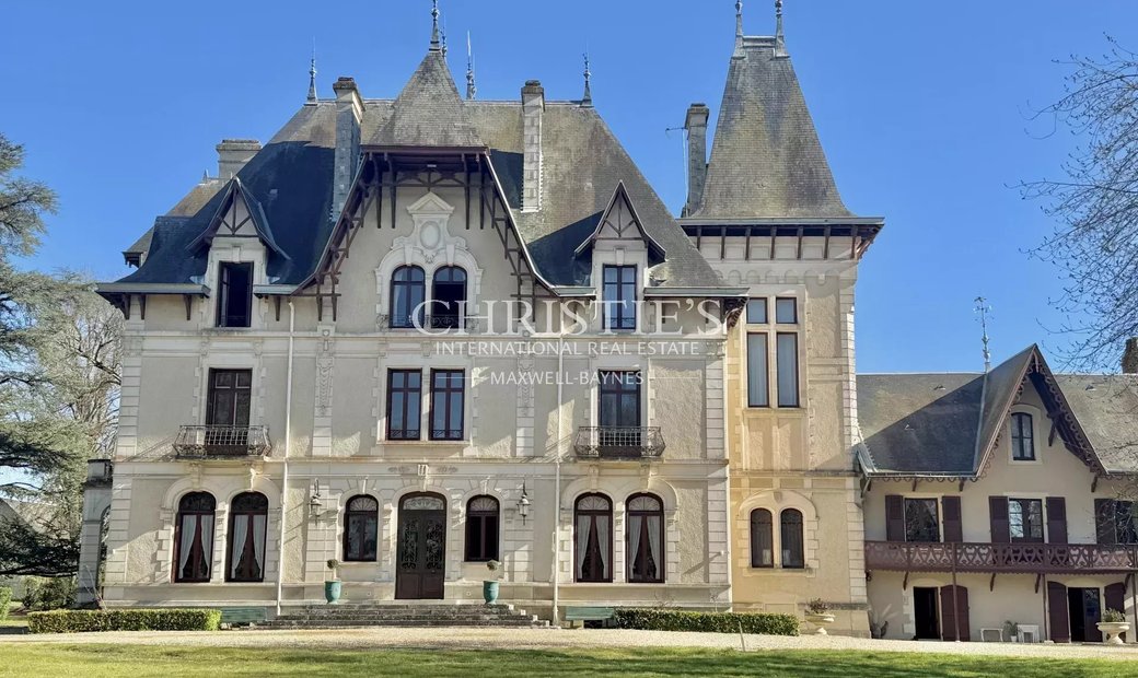 Country Estate With 150 Hectares Of Land, In The Loire Valley