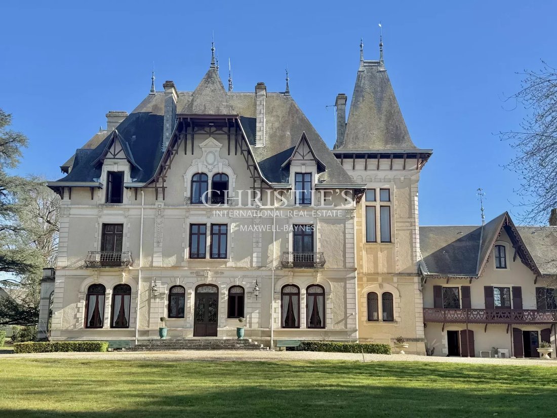 Castle in Châtellerault, Nouvelle-Aquitaine, France 1 - 15652973