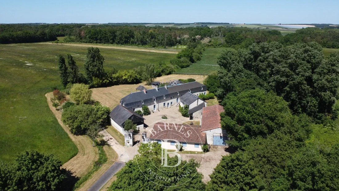 Estate in Richelieu, Centre-Val de Loire, France 1 - 12704532