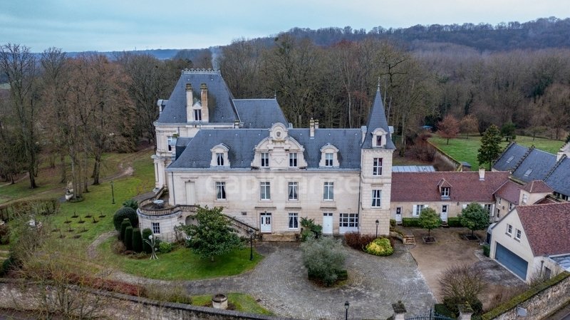 Le Rêve de Pierre: A Sunlit Château Awakens in Soissons’ Golden Embrace