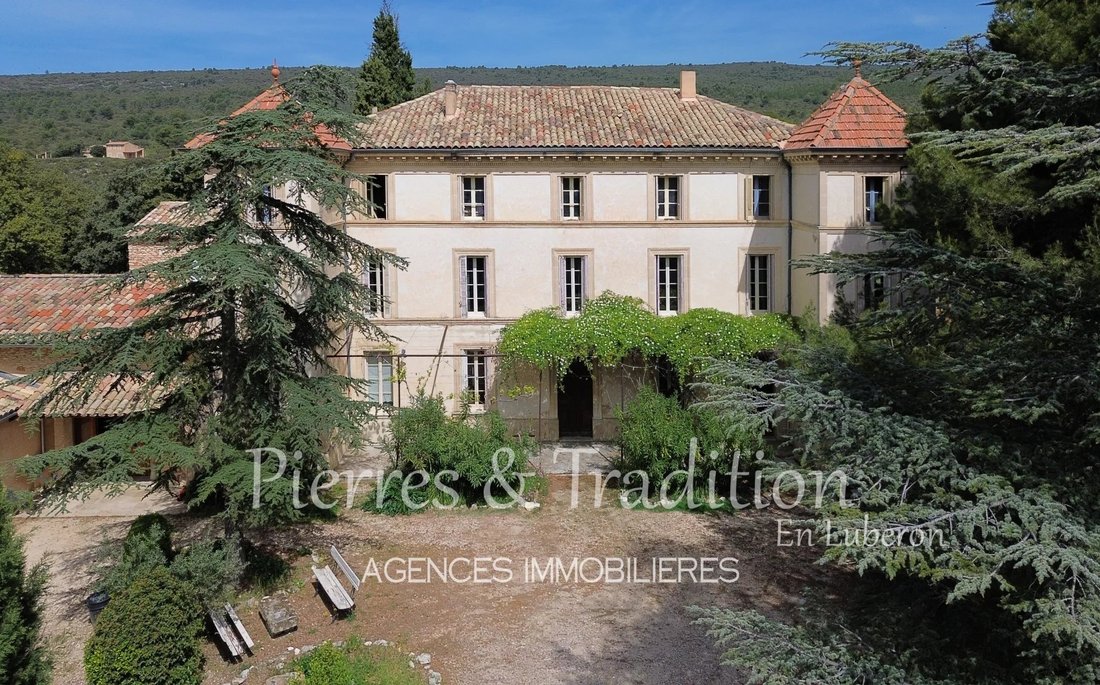 Castle in Saint-Saturnin-lès-Apt, Provence-Alpes-Côte d'Azur, France 1 - 15654449