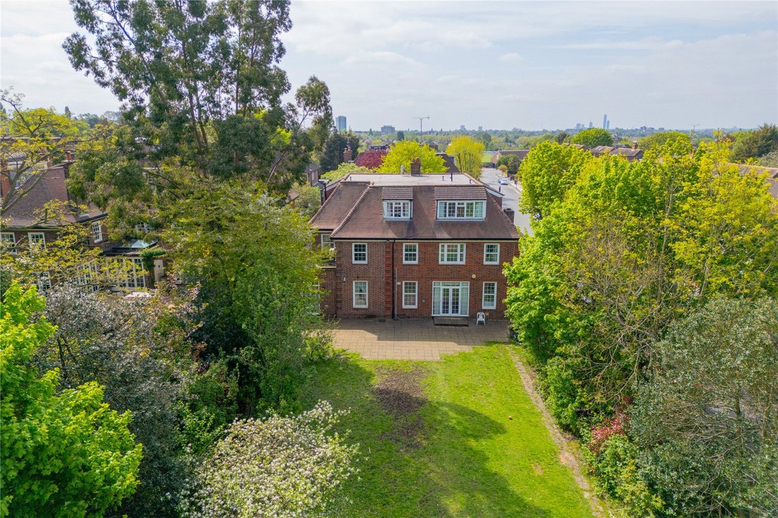 House in Barnet, England 1 - 15664294