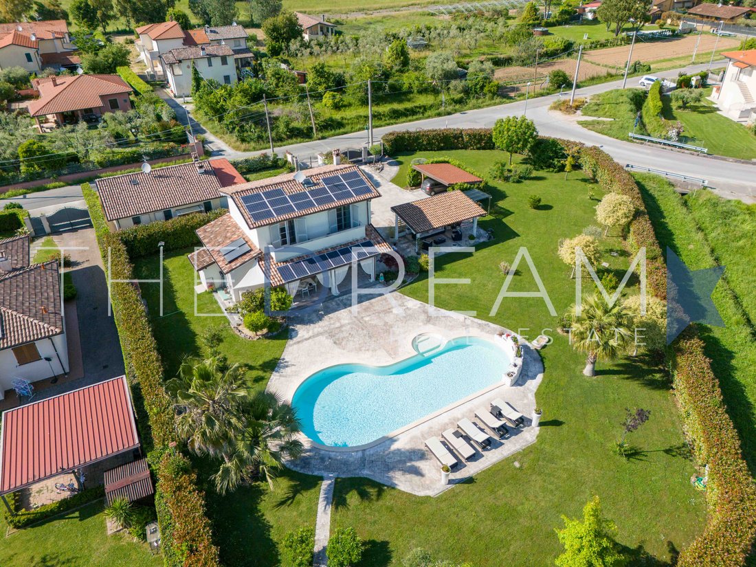 Villa in Pietrasanta, Tuscany, Italy 2 - 15665292