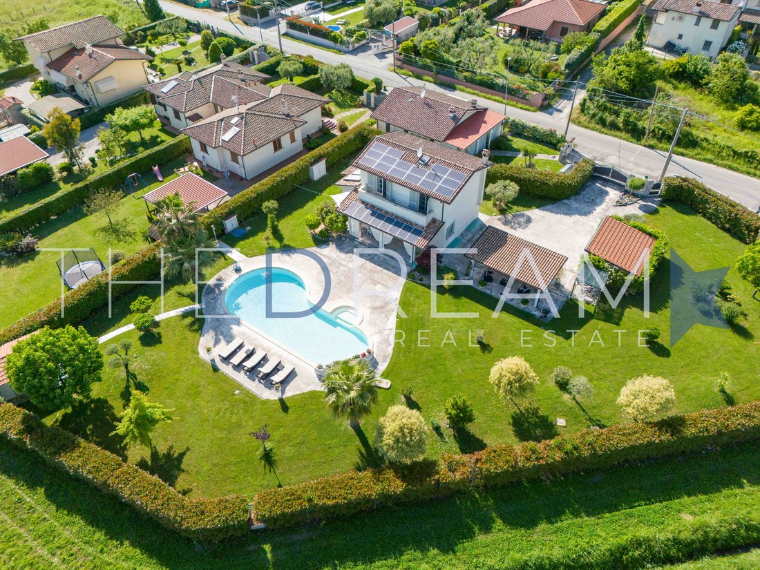 Villa in Pietrasanta, Tuscany, Italy 4 - 15665292