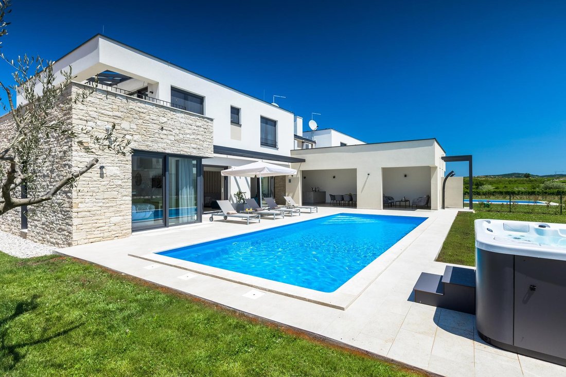 Villa in Brtonigla, Istria County, Croatia 1 - 15667568