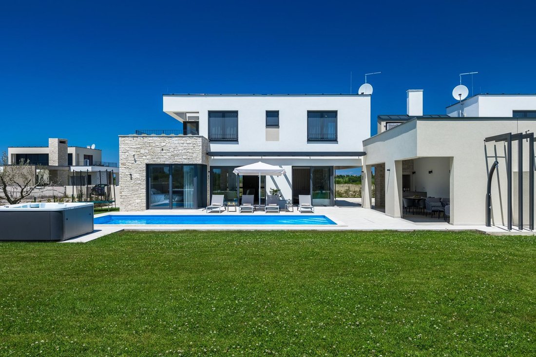 Villa in Brtonigla, Istria County, Croatia 2 - 15667568