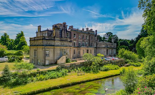 Apartment in Brambridge, Colden Common, England 1