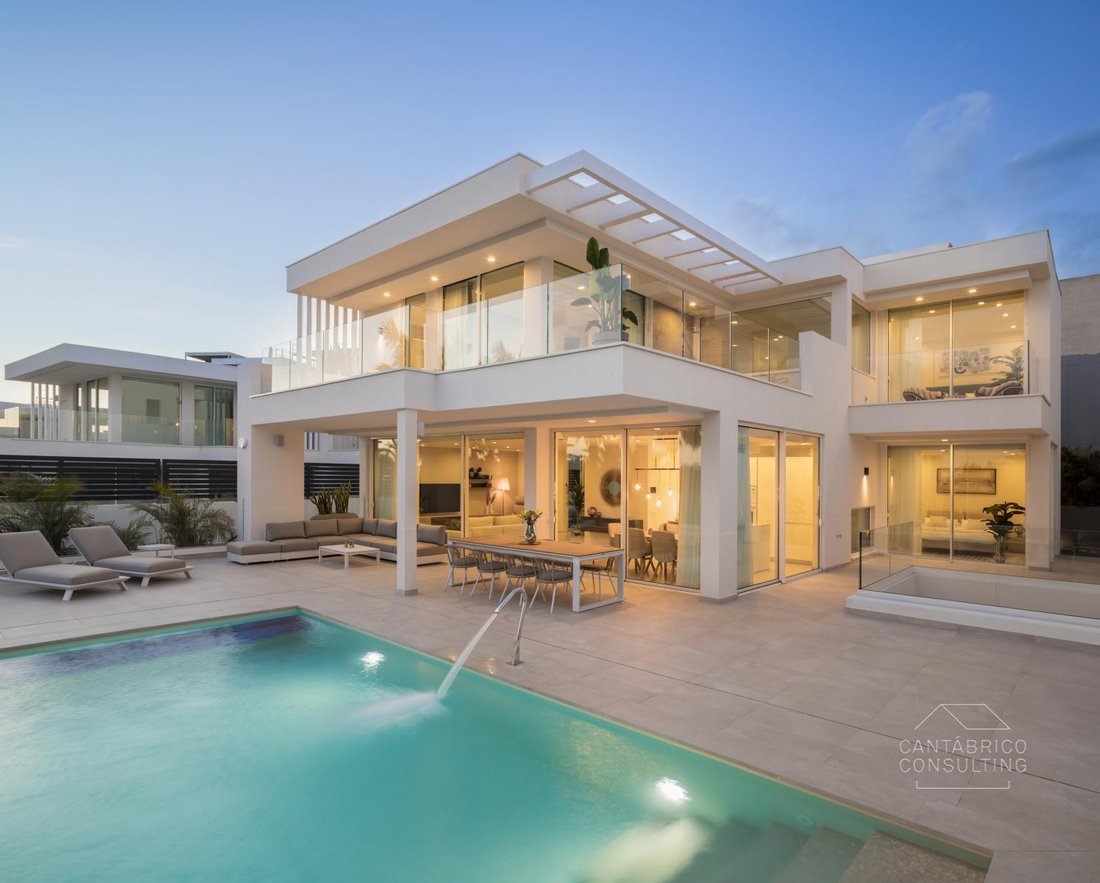 Villa in Playa de las Americas, Canary Islands, Spain 1 - 15667416