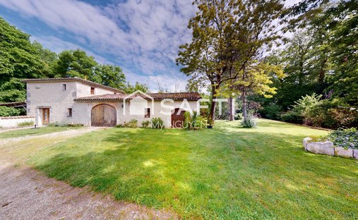 Castle for Sale in Barbezieux-Saint-Hilaire, Nouvelle-Aquitaine, France