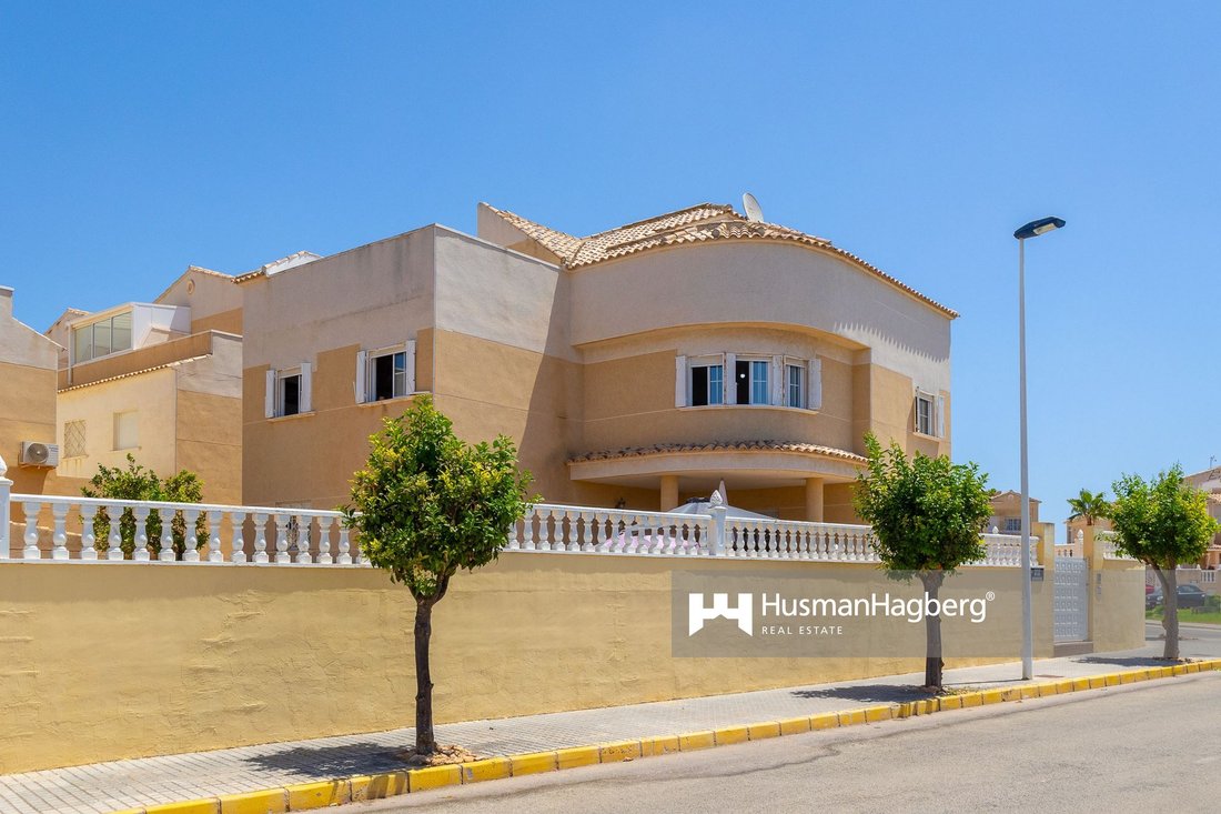 Villa in Torrevieja, Valencian Community, Spain 1 - 14350386