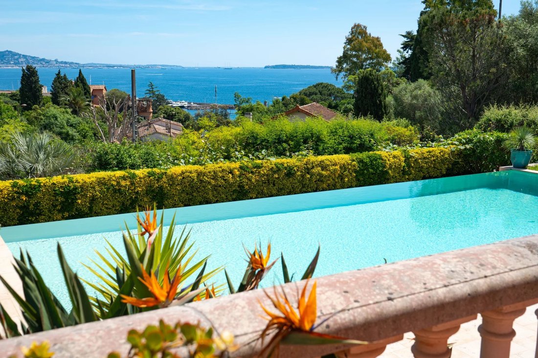 Villa in Mandelieu-la-Napoule, Provence-Alpes-Côte d'Azur, France 2 - 14869365