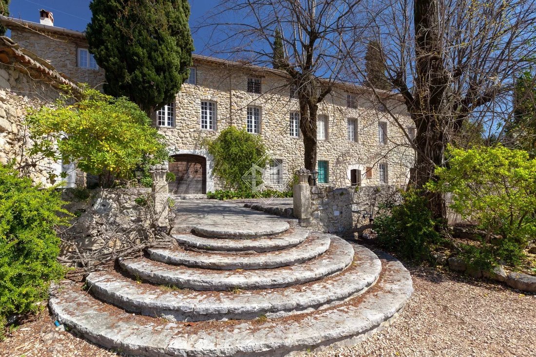 Villa in Châteauneuf-Grasse, Provence-Alpes-Côte d'Azur, France 2 - 15680607