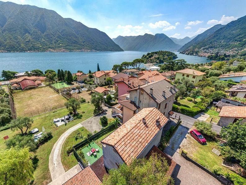 Villa in Ossuccio, Lombardy, Italy 1 - 15684762