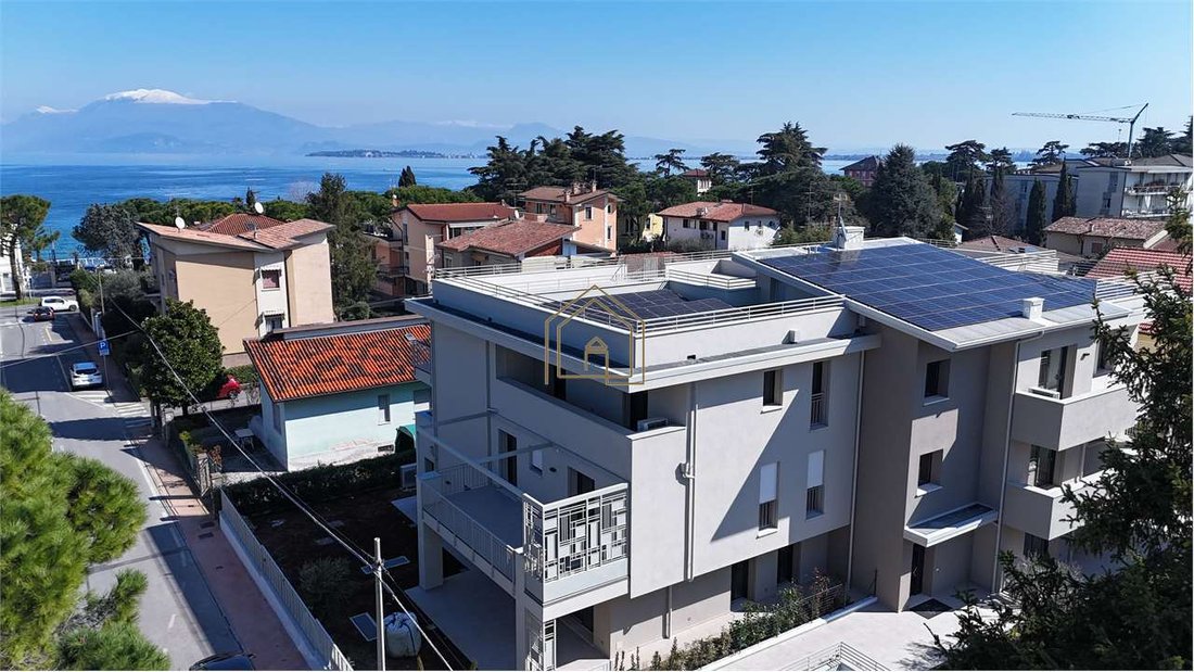 Apartment in Desenzano Centro, Desenzano del Garda, Lombardy 1 - 15690325