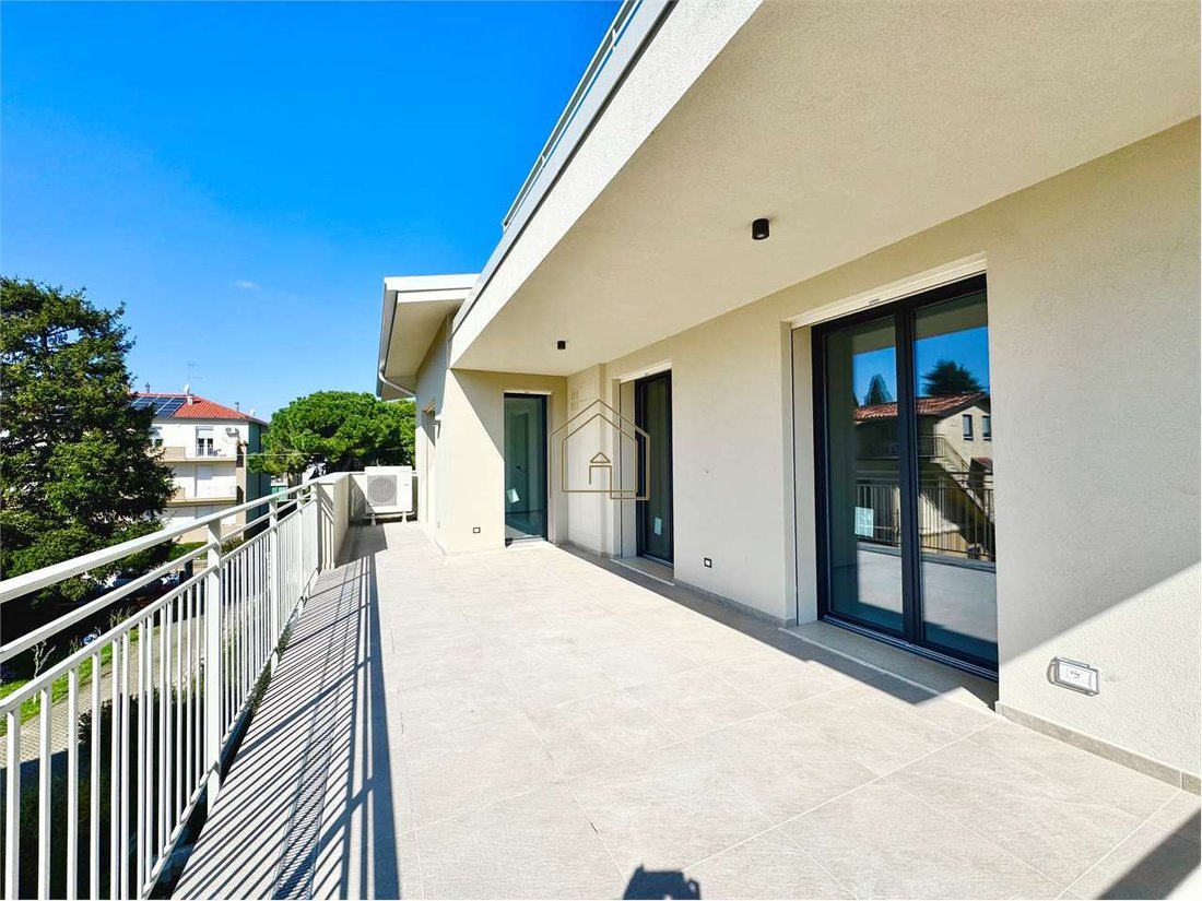 Apartment in Desenzano Centro, Desenzano del Garda, Lombardy 1 - 15690327