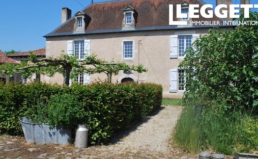 House in Luchapt, Nouvelle-Aquitaine, France 1