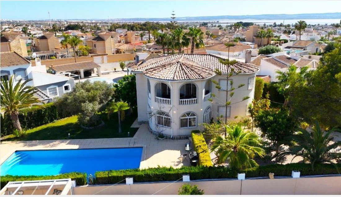 Villa in Torrevieja, Valencian Community, Spain 1 - 15690581