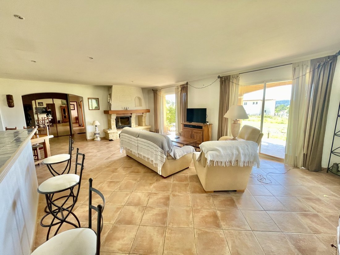 Villa in Bagnols-en-Forêt, Provence-Alpes-Côte d'Azur, France 1 - 15689931