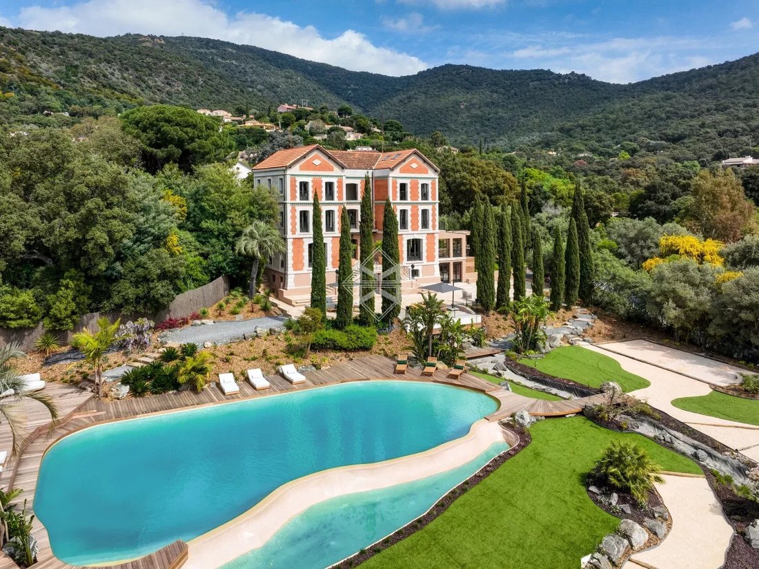 Villa in Le Lavandou, Provence-Alpes-Côte d'Azur, France 1 - 15689273