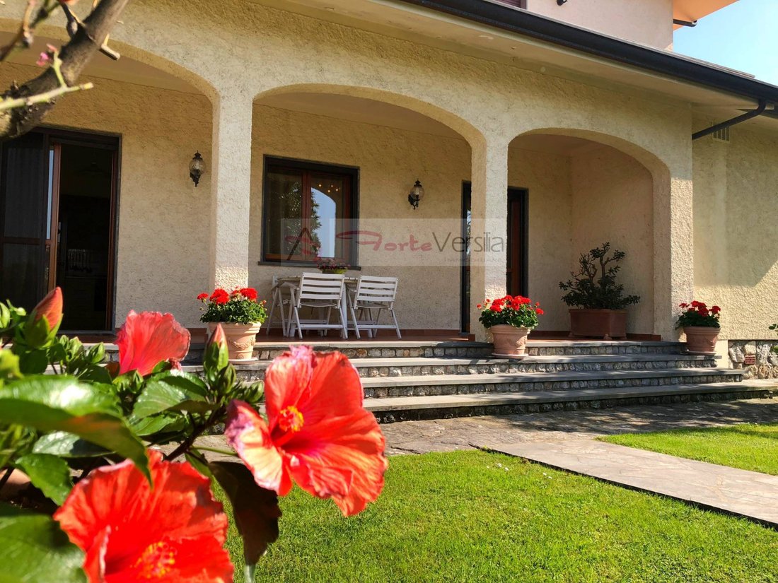 Villa in Caranna-Vaiana, Forte dei Marmi, Tuscany 1 - 15690505