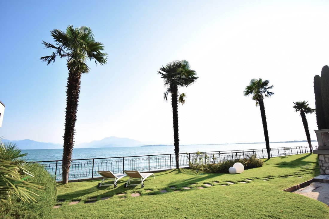 Villa in Desenzano Centro, Desenzano del Garda, Lombardy 2 - 15694879