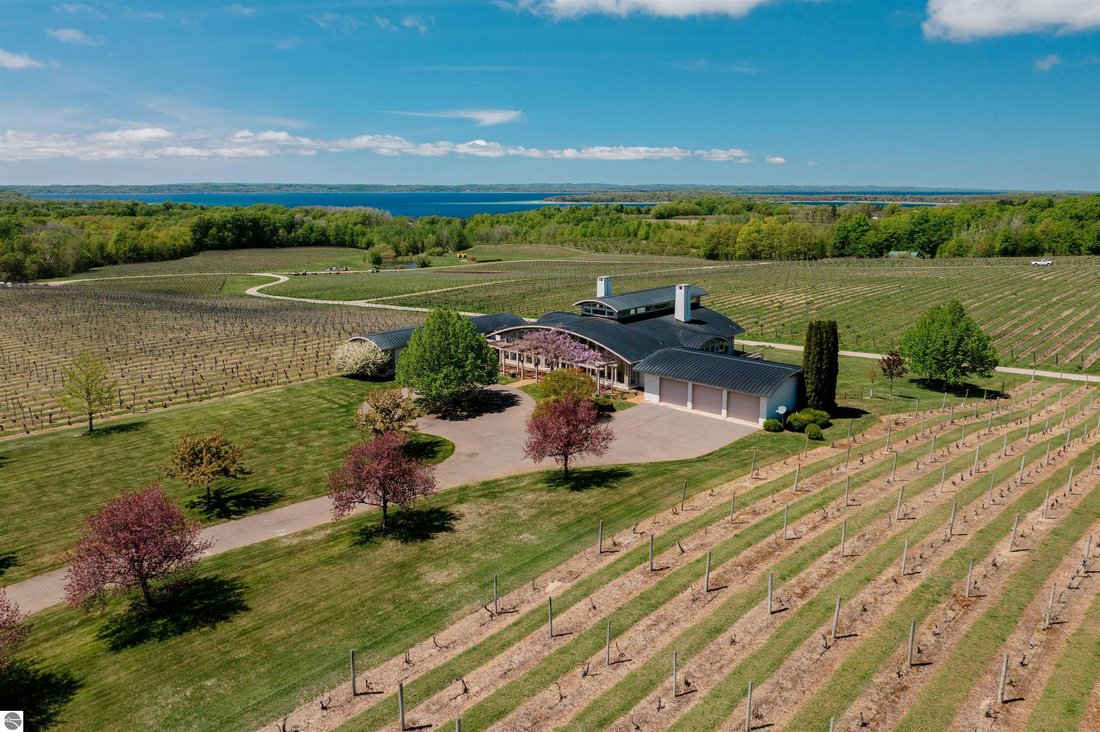 House in Traverse City, Michigan, United States 5 - 15693083