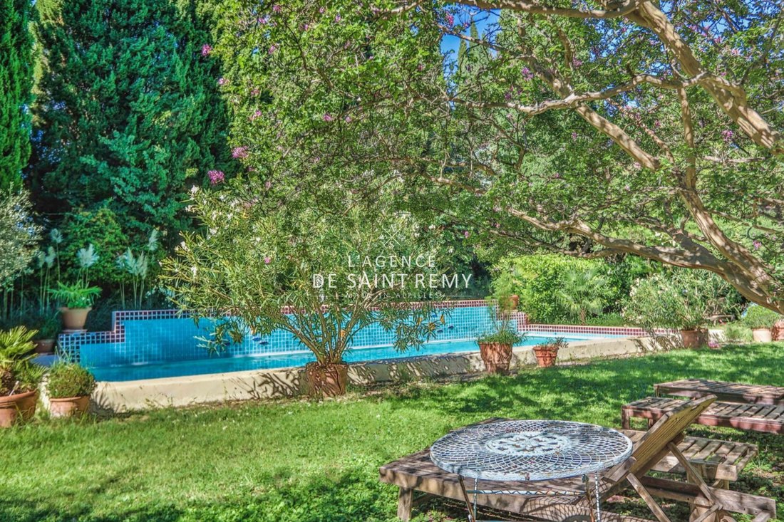 Villa in Orgon, Provence-Alpes-Côte d'Azur, France 2 - 15694509