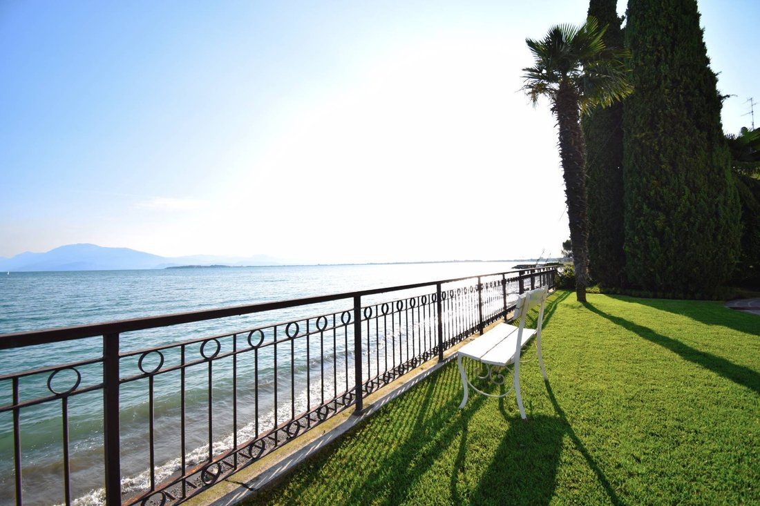 Villa in Desenzano Centro, Desenzano del Garda, Lombardy 3 - 15694879