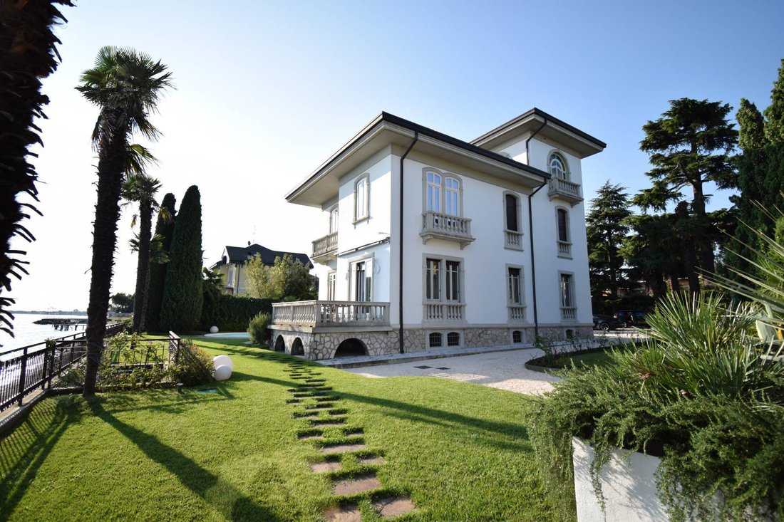 Villa in Desenzano Centro, Desenzano del Garda, Lombardy 1 - 15694879