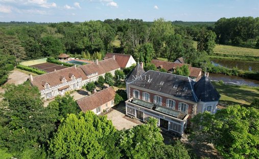 Estate in Lamotte-Beuvron, Centre-Val de Loire, France 1
