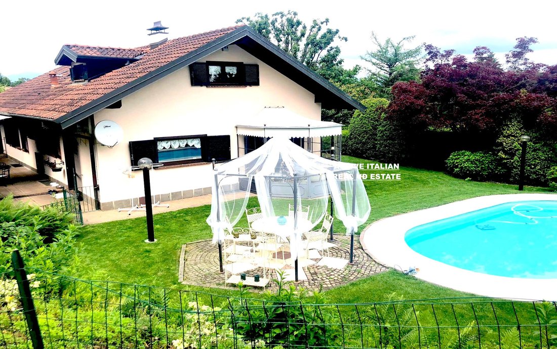 Villa in Guanzate, Lombardy, Italy 1 - 15564875