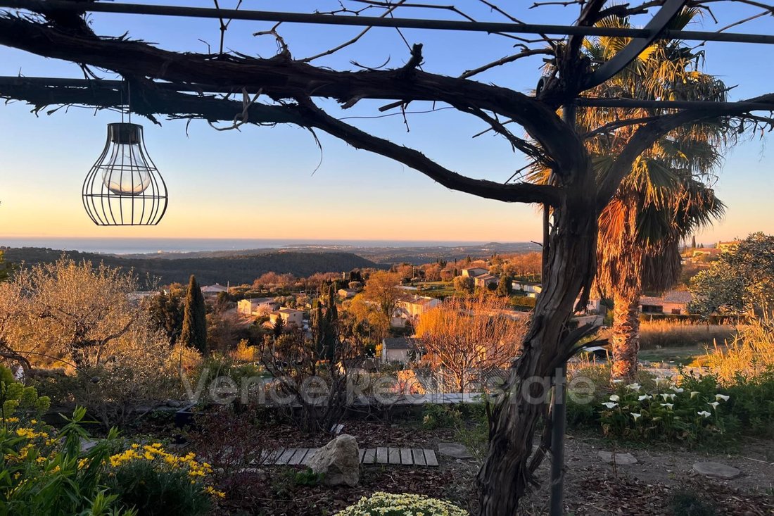 Villa in Tourrettes-sur-Loup, Provence-Alpes-Côte d'Azur, France 1 - 15677314