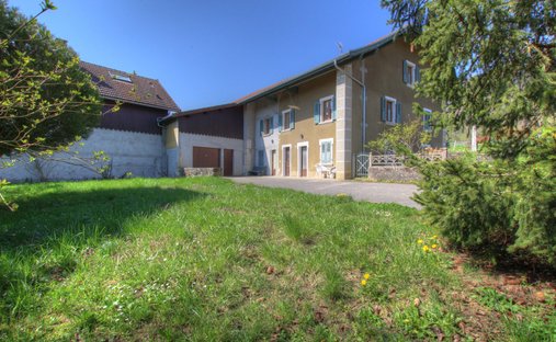Casa a Saint-Jean-de-Gonville, Auvergne-Rodano-Alpi, Francia 1