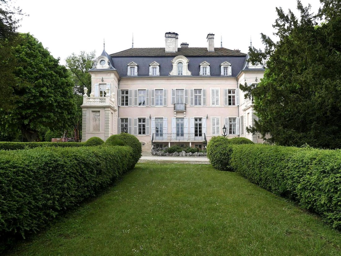 Gemeaux Château In Gemeaux, Bourgogne Franche Comté, France For Sale