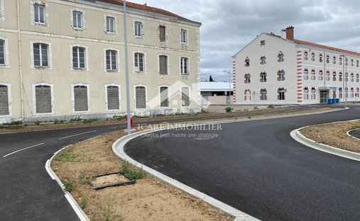 Vienne Department (86) 19th And 20th Century Chateau 345 Acres Of Land