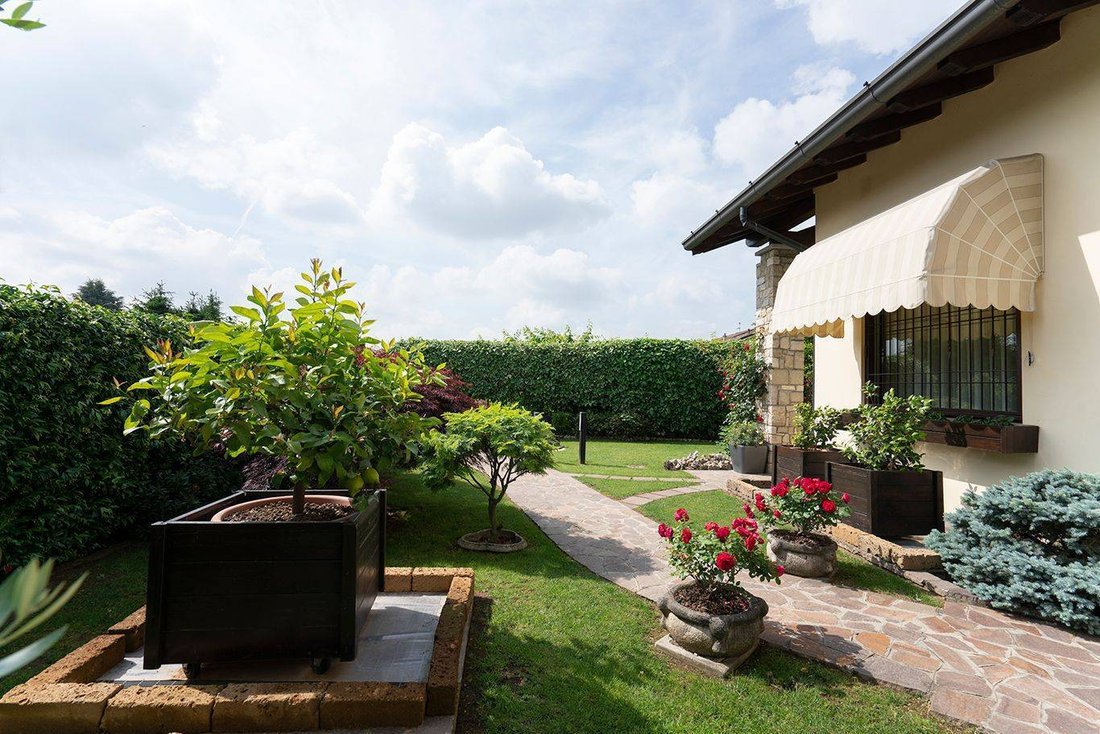 Villa in Usmate Velate, Lombardy, Italy 2 - 15699732
