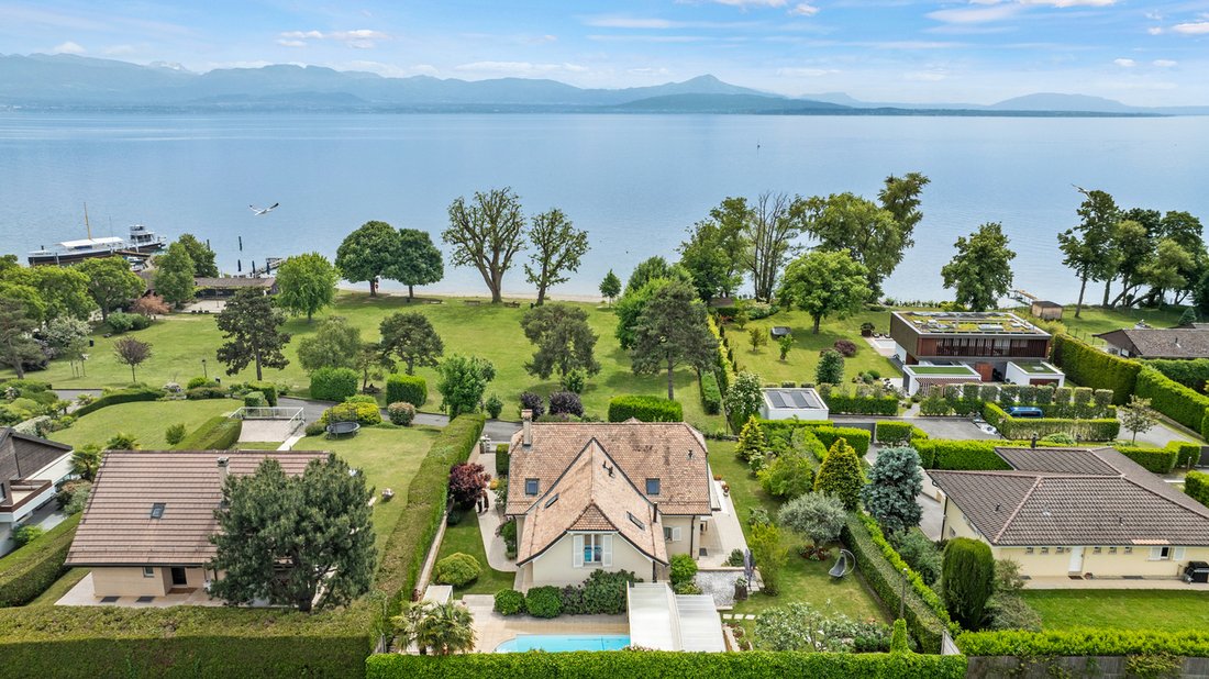 First Line Property With A Swimming Pool In Perroy