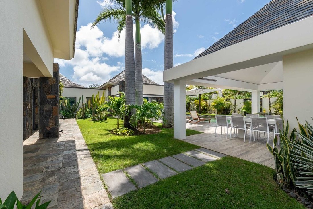 Villa in Grand Baie, Rivière du Rempart District, Mauritius 2 - 15704397