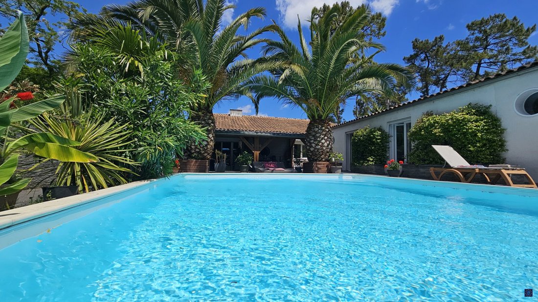 Villa in Breuillet, Nouvelle-Aquitaine, France 1 - 15703643