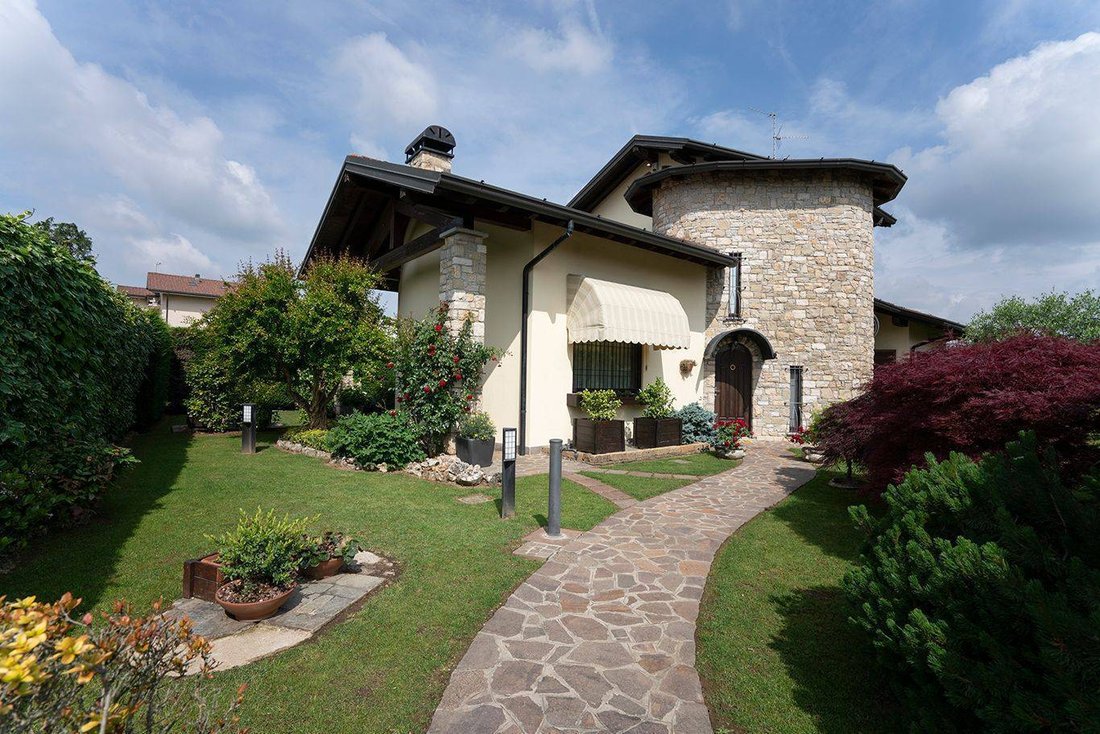 Villa in Usmate Velate, Lombardy, Italy 1 - 15699732