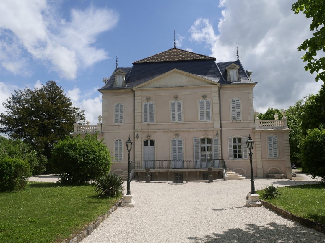 Gemeaux Château In Gemeaux, Bourgogne Franche Comté, France For Sale