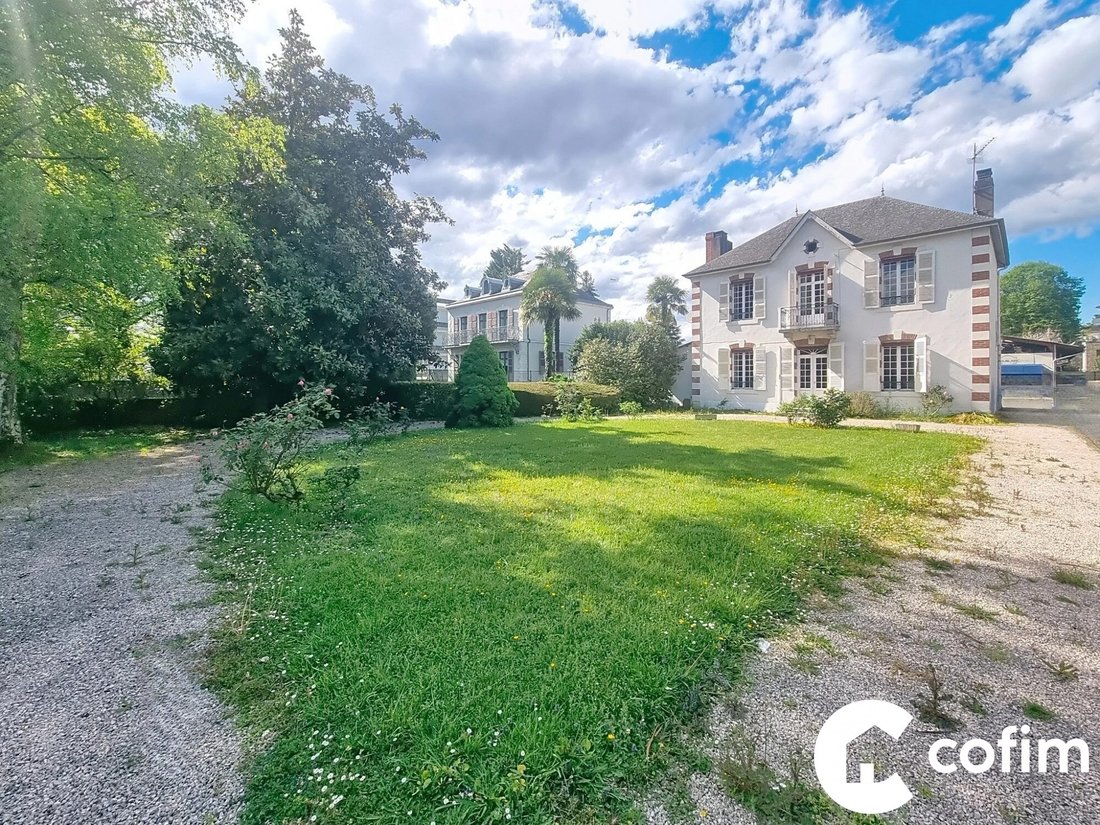 Villa in Pau, Nouvelle-Aquitaine, France 1 - 15704361